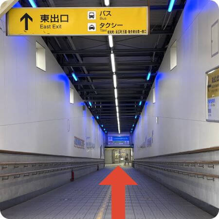 JR吹田駅「東出口」へ進んでください。大阪方面からは先頭車両、京都方面からは最後尾車両に 乗車すると便利です。