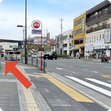 片山町2丁目東交差点の横断歩道まで直進します。