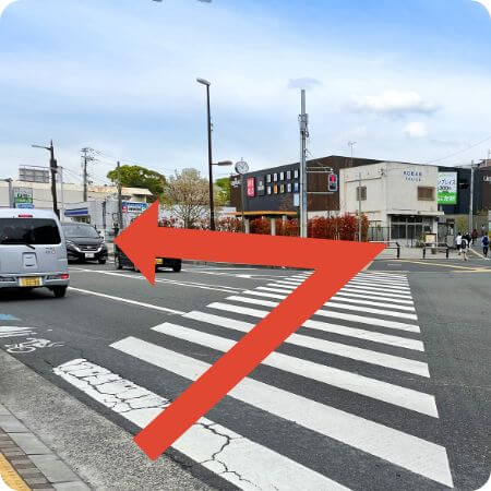 片山町2丁目東交差点の横断歩道を渡って左折します。左折するとすぐ右手にコンビニ（ローソン）が見えます。